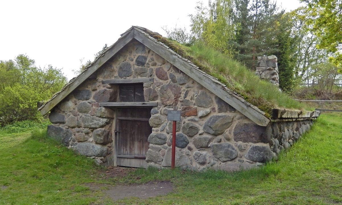 Stenstugan på Skansen är ett litet hus, murat av natursten och delvis nergrävd i marken. Sadeltaket har tätskikt av näver, som hålls på plats av torv. 

Stenstugan är uppförd på Skansen 1891 efter förebilder  från Jämshögs socken i Blekinge. 
