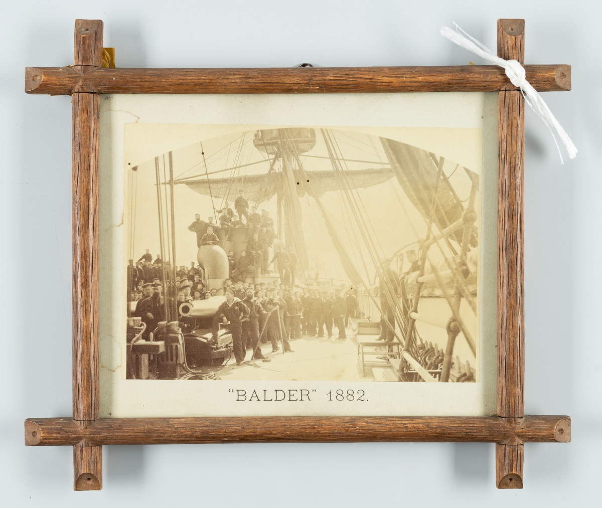 Denna grupporträtt visar besättningen ombord på korvetten Balder år 1882.