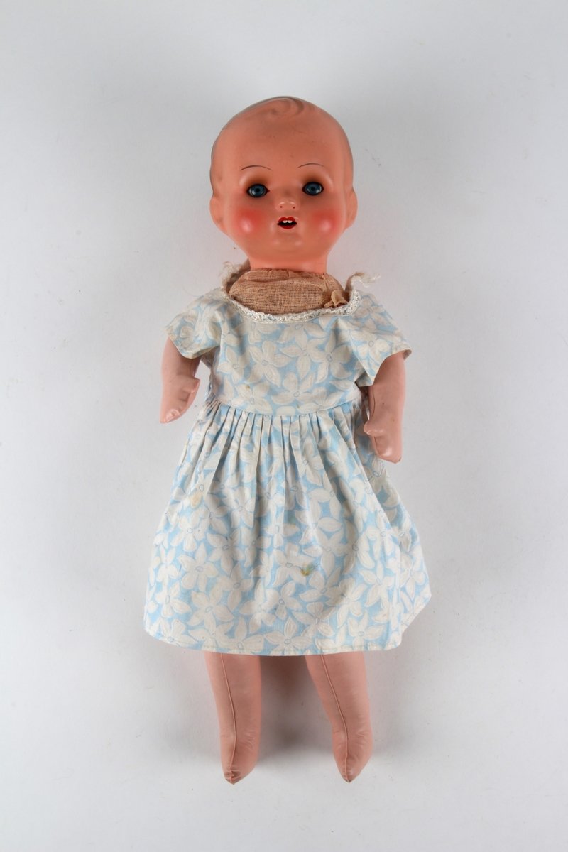 Dukke kledd i kjole. Dukken lager lyd når den snus rundt.