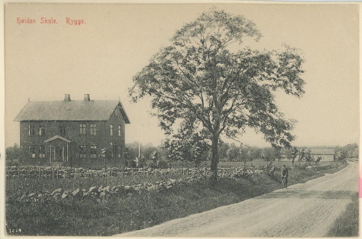 Høiden skole, ca. 1910. Postkort, tre kopier av samme.
Historikk: tidligere Gubbeskogen skole i Rygge kommune.
Tekst på bildet: "Høiden Skole. Rygge."