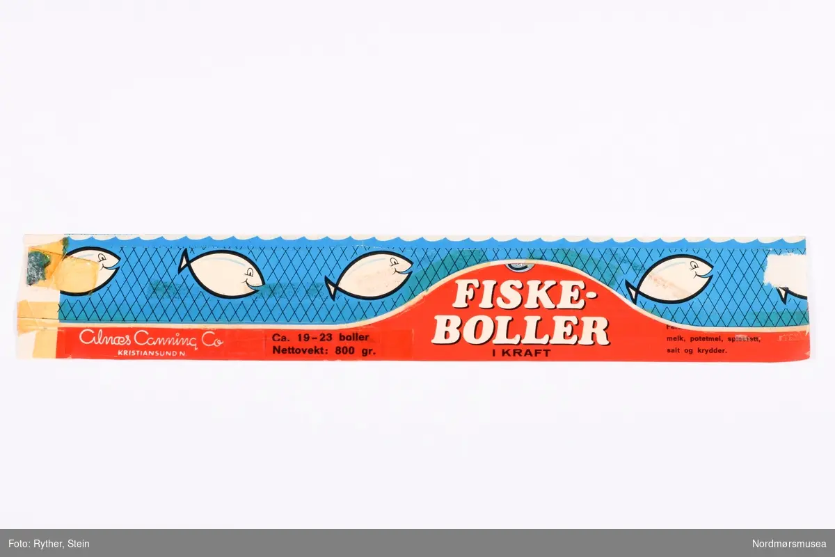 Ideforslag til utforming av en ny etikett for produktet "Fiskeboller i kraft" hos Alnæs Canning. Originaltegningene fra grafiker følger også med.
