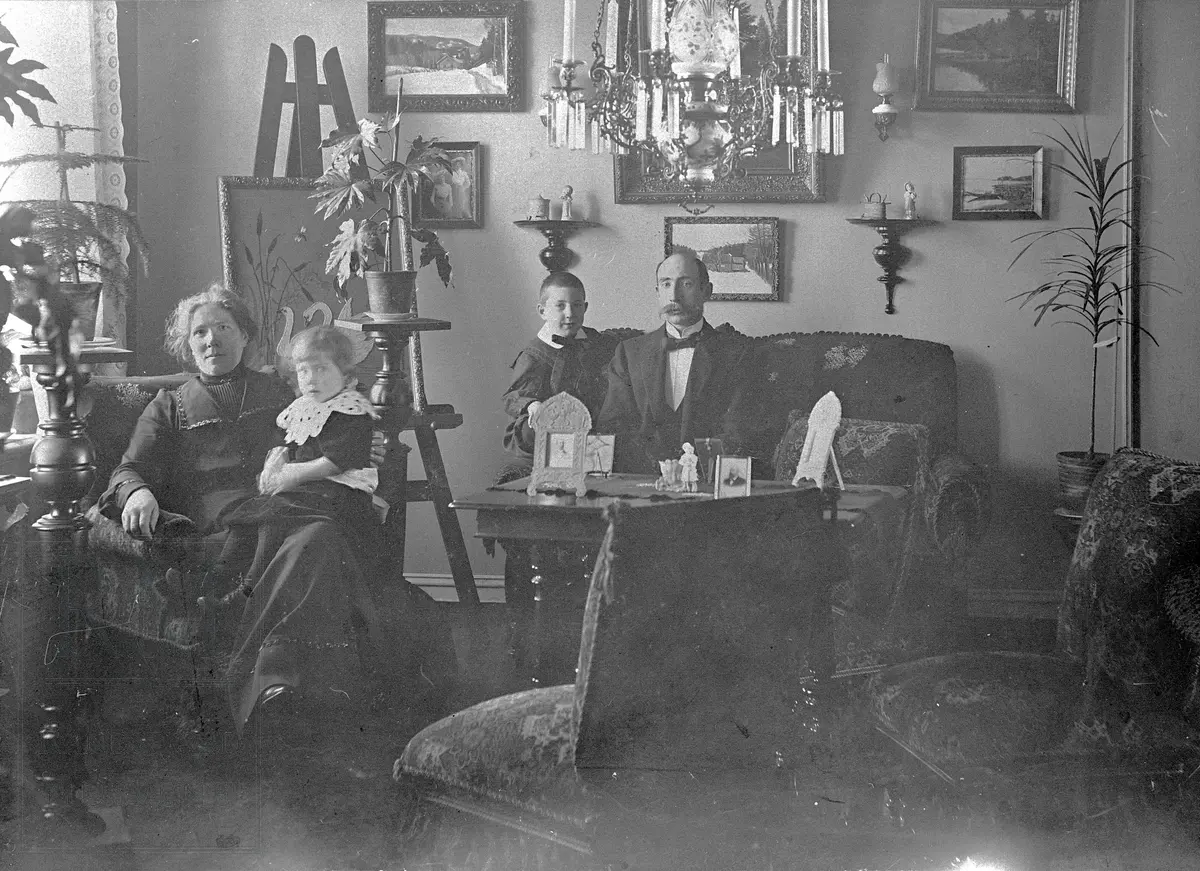 Familien Aschenbach i stua i sin bolig. 