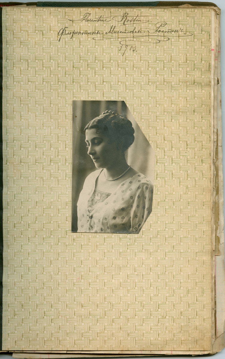 Forside til Florentine Rostin sitt fotoalbum (eldre søster av Victoria Rostin Bachke). Bildene i boka er datert til de første årene av 1900-tallet. Bildene er limt inn i en regnskapsbok.