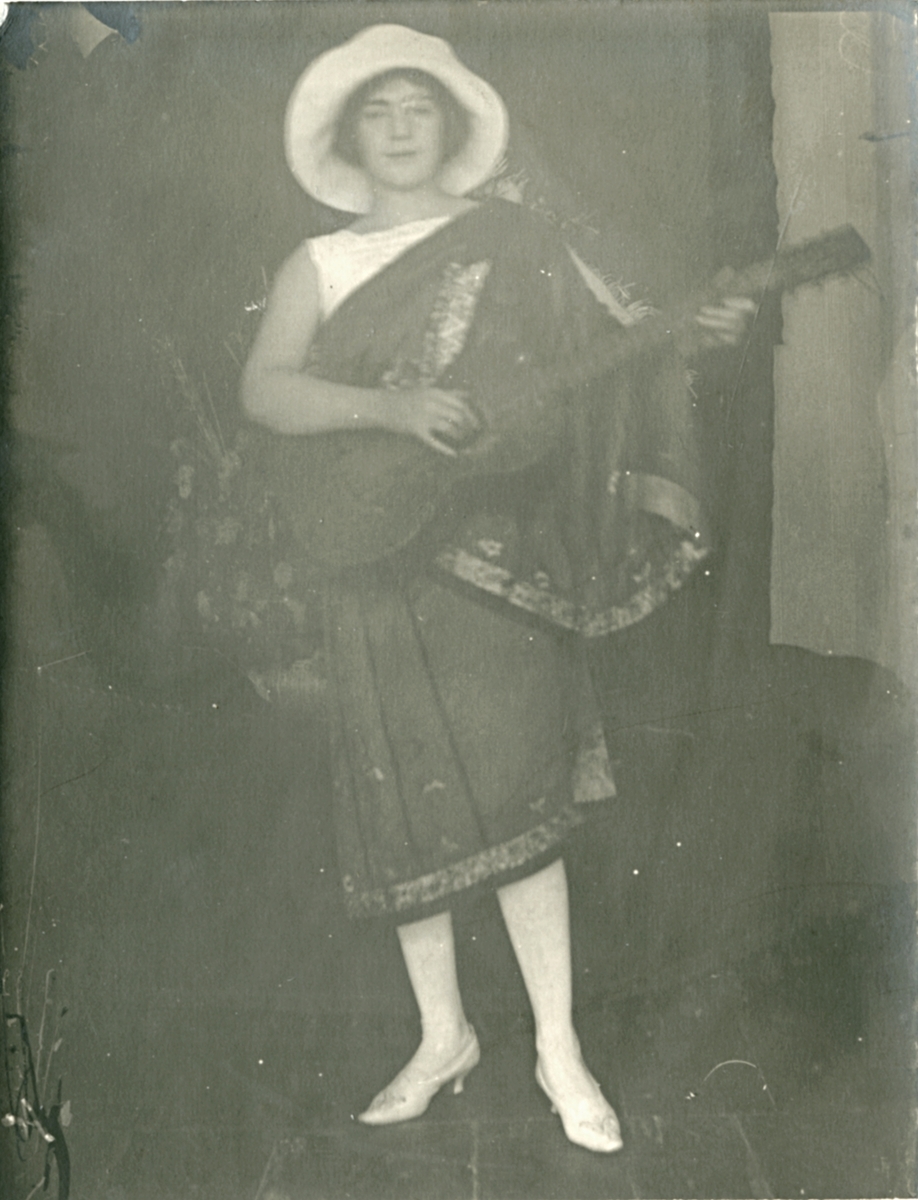 En ung Victoria Rostin med gitar.