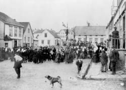 17.mai i Vadsø i 1904. Folkemengde samlet på torget, de er p