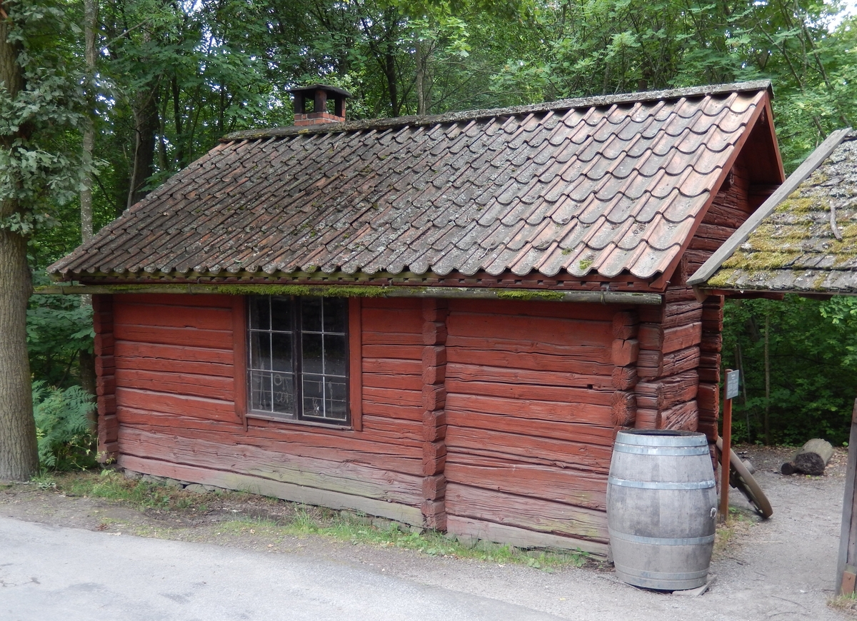 Smedjan på Skansen är en timrad byggnad med tegeltak. Vid gavelingången finns en öppen hörnsvale bredvid den inbyggda kolboden. Fasaden är målad med röd slamfärg.

Smedjan kommer från Bruskebo gård, Väster-Lövsta socken i västra Uppland. Byggnaden är troligen uppförd i slutet av 1700-talet eller i början av 1800-talet. 

Smedjan återuppfördes på Skansen 1910.