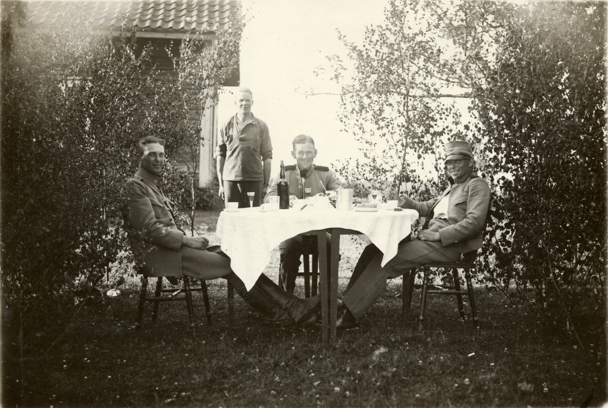 Text i fotoalbum: "Edebäck, Ringström". Måltid på trädgården.