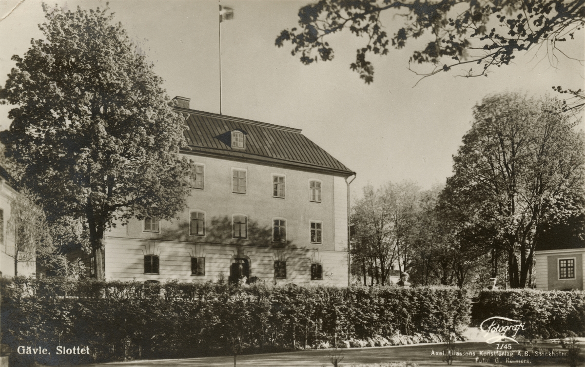 Text i fotoalbum: "1936. Okt. Gävlemanövern. Gävle, Slottet".
