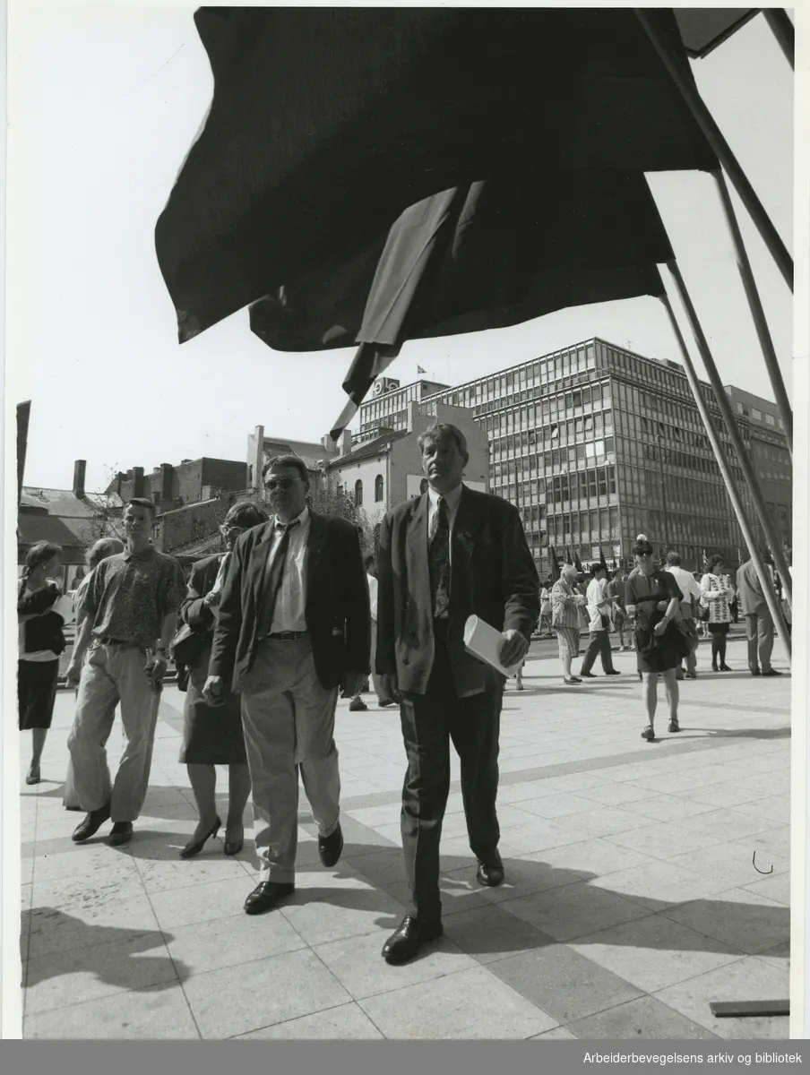 1. mai 1994, Oslo, Youngstorget. Person på bildet, til venstre: Thorbjørn Jagland
