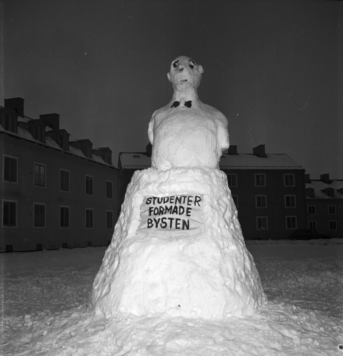 Studentliv, snöbyst i Studentstaden formad av studenter, Uppsala 1955