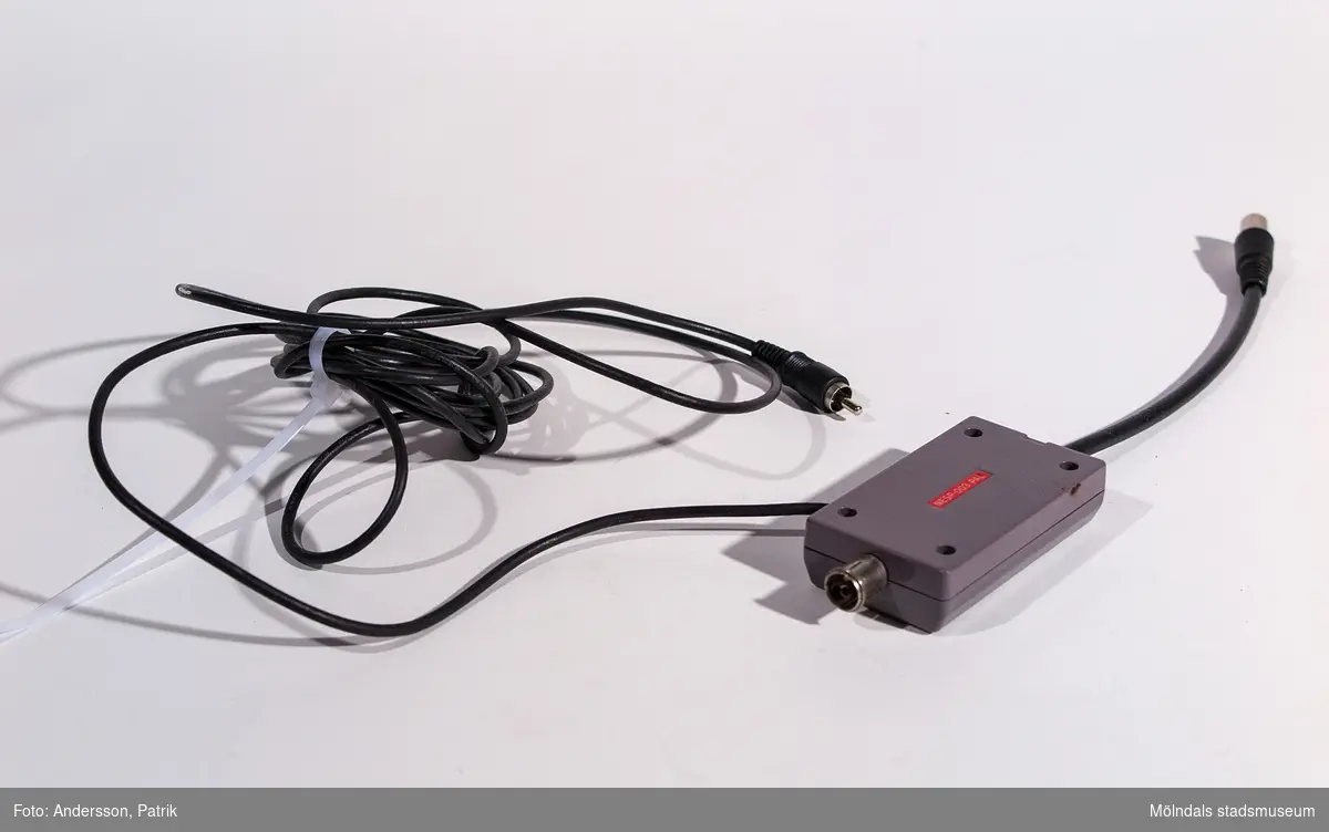 Spelkonsol för anslutning till TV-apparat. Tillverkad av vit och grå plast. Lucka i övre framkant för spelkassetter. Tryckknappar, lysdiod och anslutning av handkontroll på framsidan. 

Nätadapter NES-Pal-002 och antennomkopplare NES-003 pal.

NES, till vardags kallad Nintendo, lanserades i Japan den 15 juli 1983, i USA 1985 och i Sverige den 1 september 1986.  Konsolen baserades på kassett-teknik och 8-bitarsteknik och fick därför namnet Nintendo 8-bit.