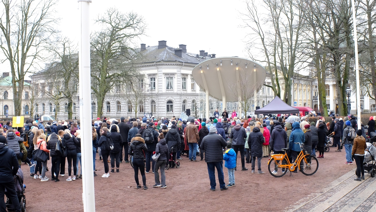 I Rådhusparken i Jönköping samlas människor varje fredag för att stötta Greta Thunberg i hennes skolstrejk för klimatet. "Fridays for future" (Tillsammans för klimatet).