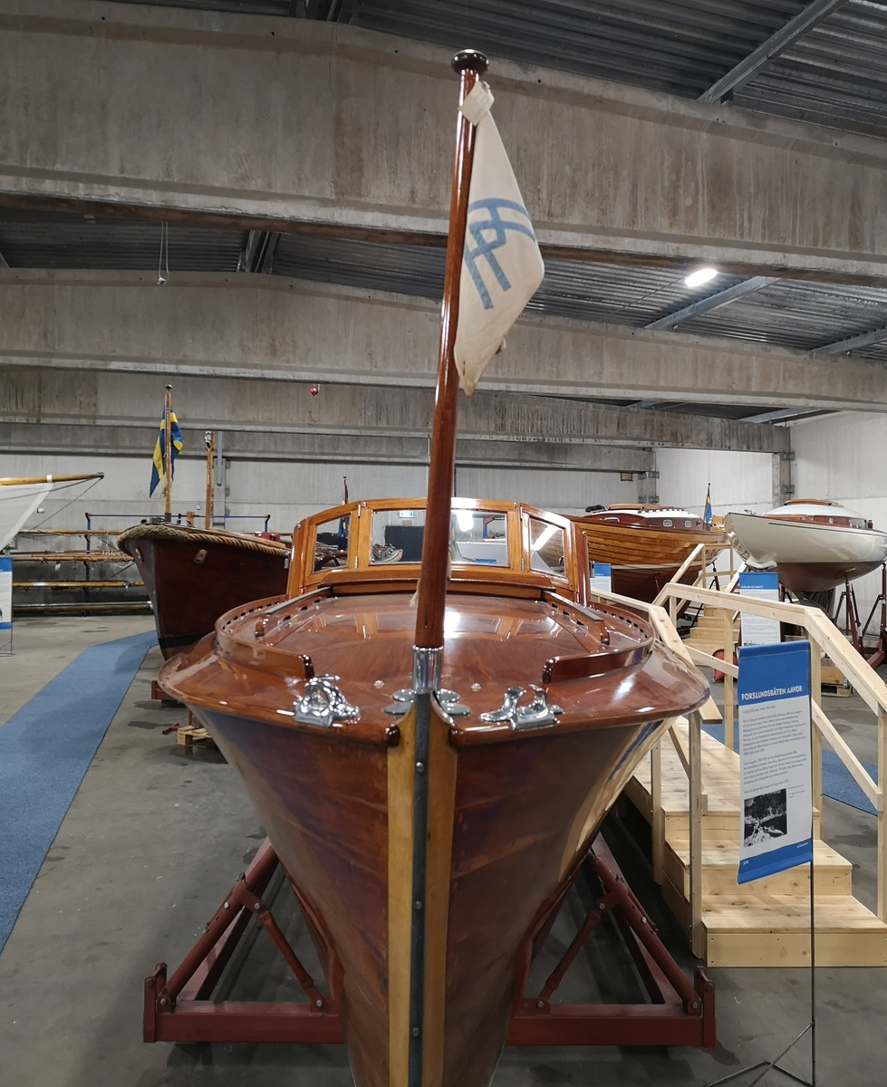 Motorbåten AAVOR i Sjöhistoriska museets båthall på Rindö.