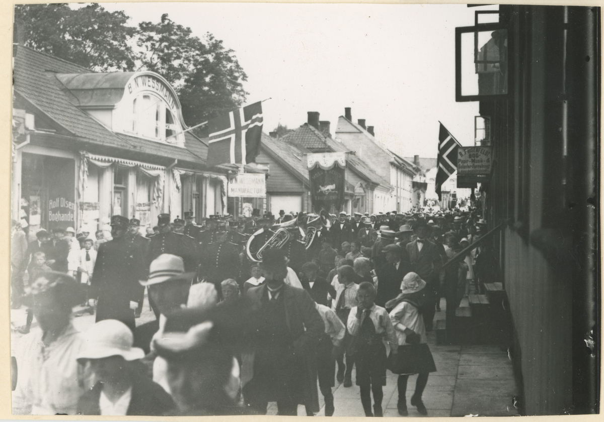 Turnstevne i Moss 1915. Tre bilder.

Bilde 1-2:
Kongens gt.

Bilde 3:
Dronningens gt.
