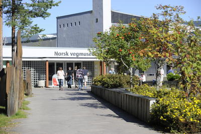 Bilde av inngangspartiet hos Norsk vegmuseum.. Foto/Photo