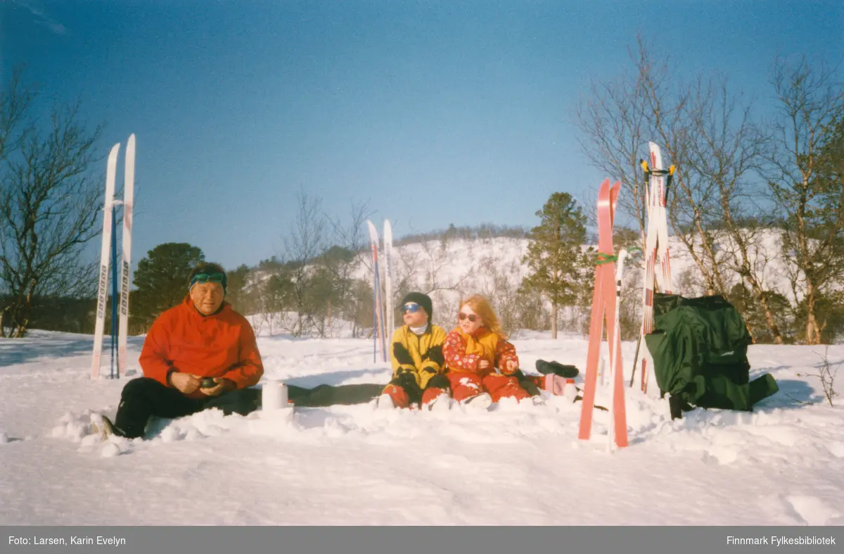 På skitur i påsken i Silfarvann i Porsanger, 1997. Fra venstre: Agnar Johnsen, søsken Kenneth Larsen og Iselin Larsen.