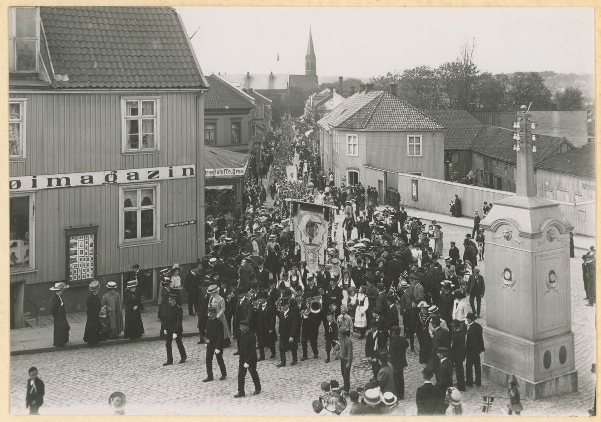 17. mai 1910, Dronningens gate/Vincents Buddes plass.