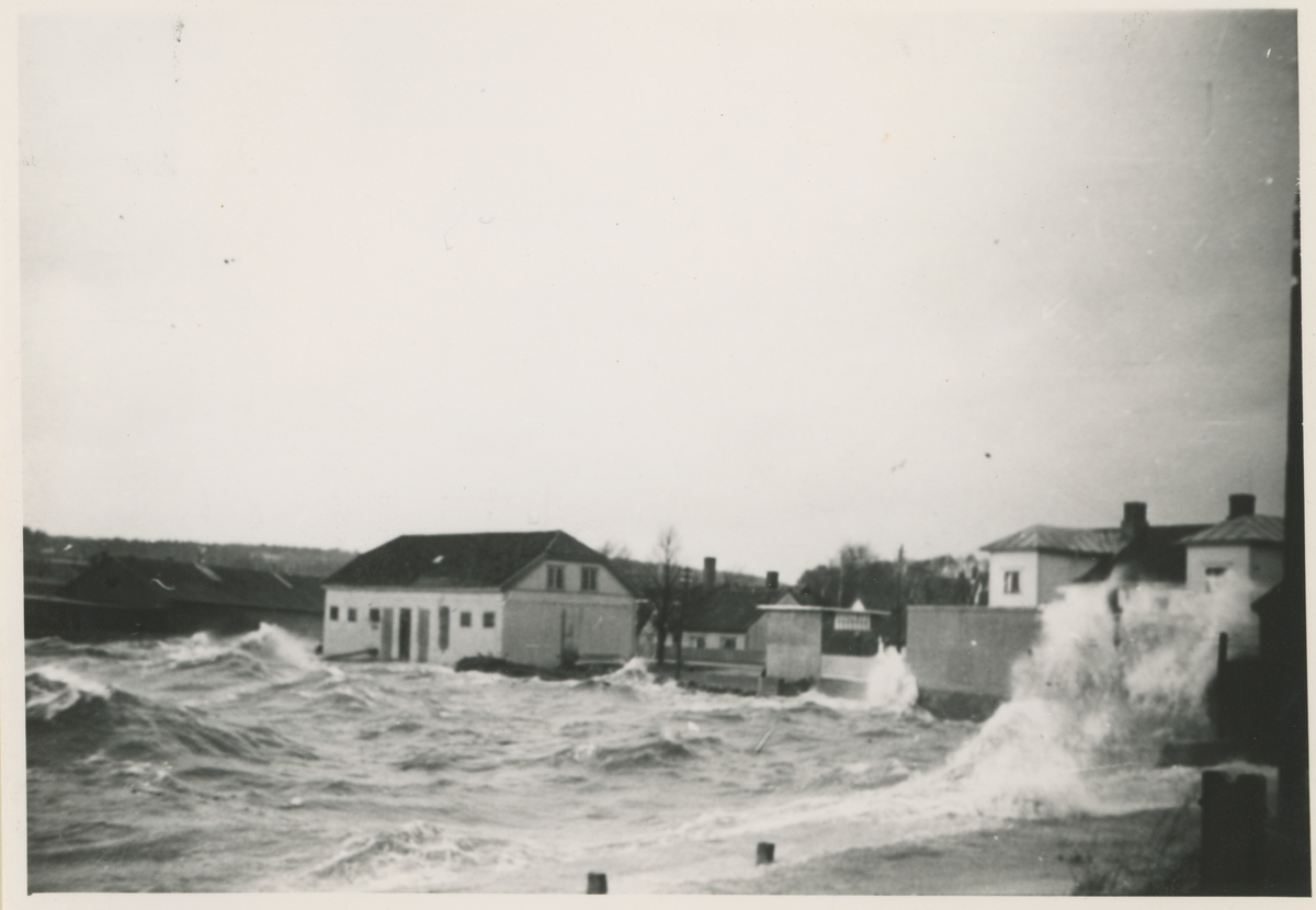 To bilder fra storstormen 15. januar 1952.

Bilde 2:
Værlebryggen med det gamle kurbadet.