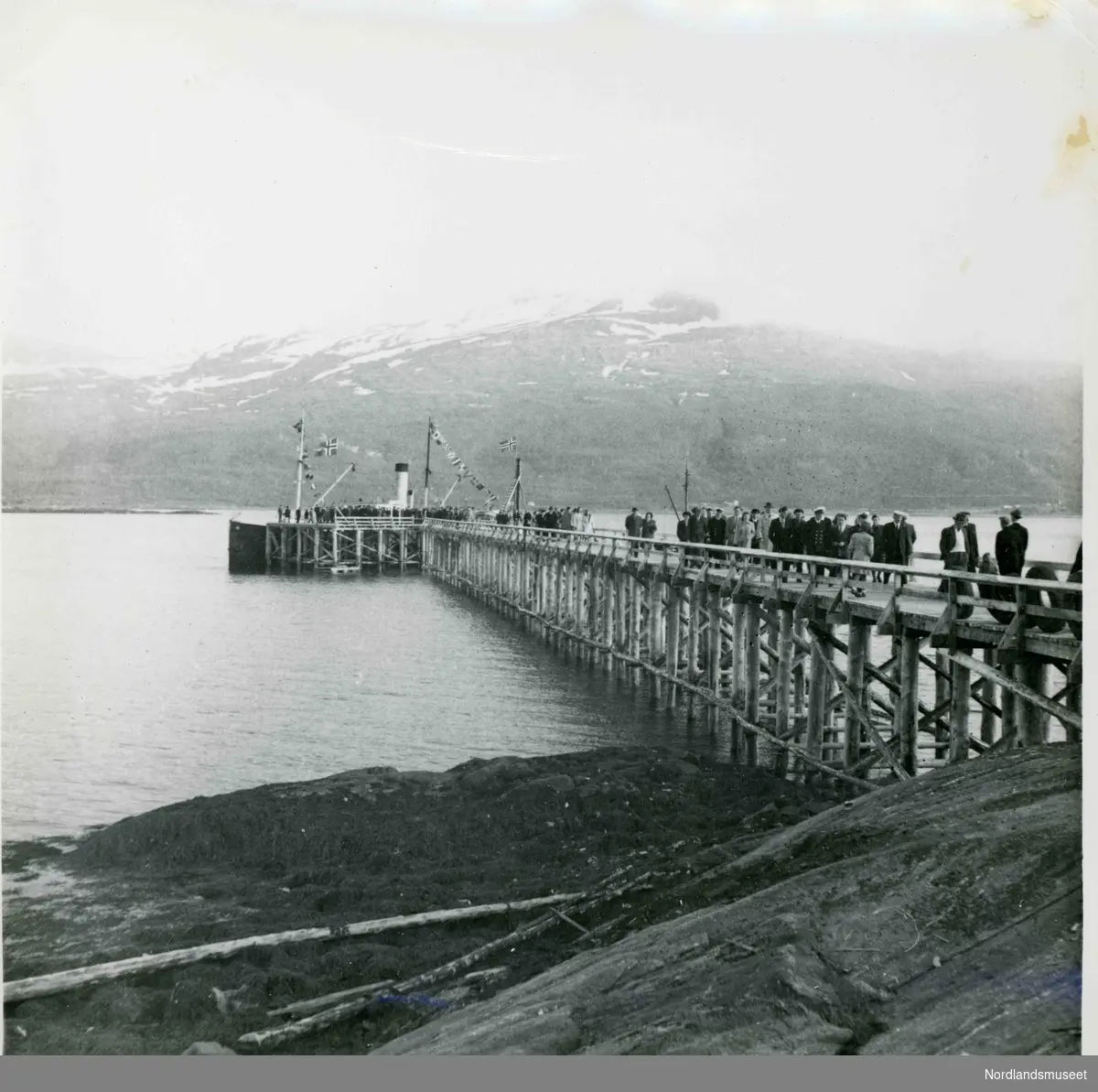 Åpning av dampskipskai på Myklebostad (Leinesfjord) ca. 1949. 70 - 80 meter lang til plattformen lengst ute.