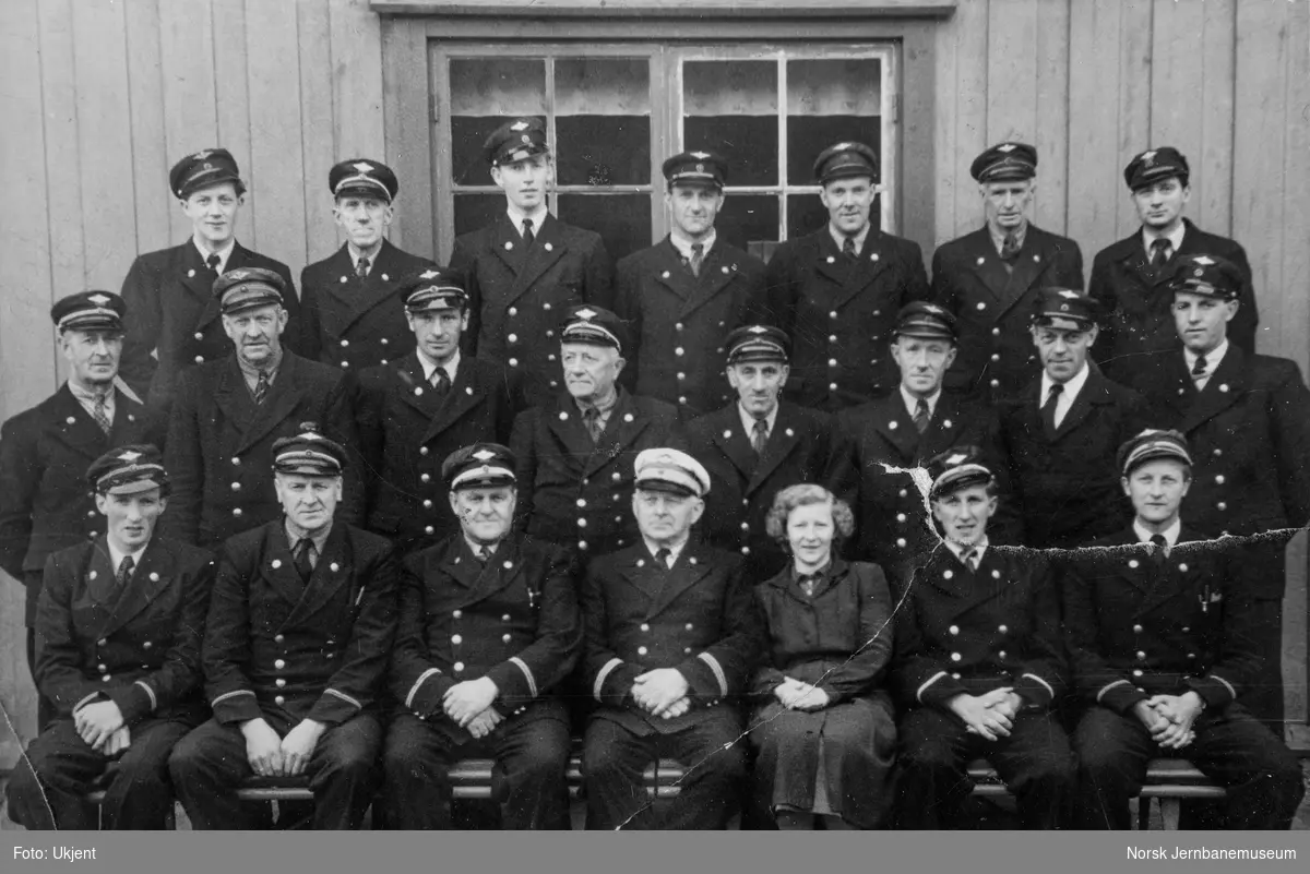 Personalet på Støren jernbanestasjon ca. 1950