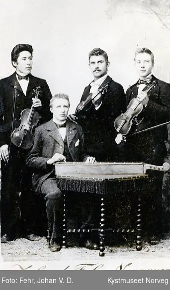 I midten står Lorents H. Lyngsnes sammen med ukjente musikere fra Folkehøgskolen på Voss