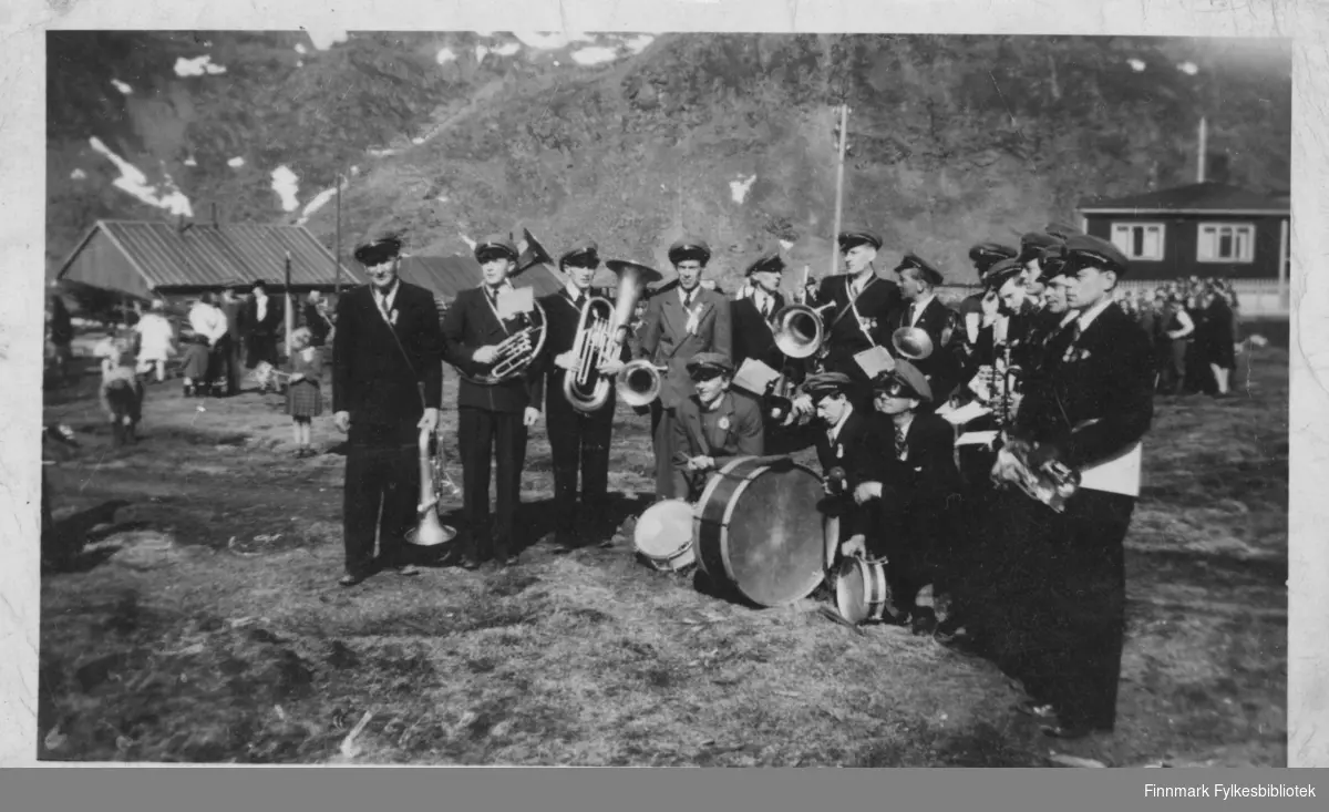 Vi ser muligens Honningsvåg musikkforening (eller musikkorps) i Nordvågen i 17. mai i 1948. Nodkappmuseet har samme bilde i sitt arkiv med tilveksnr. NO.F000756.