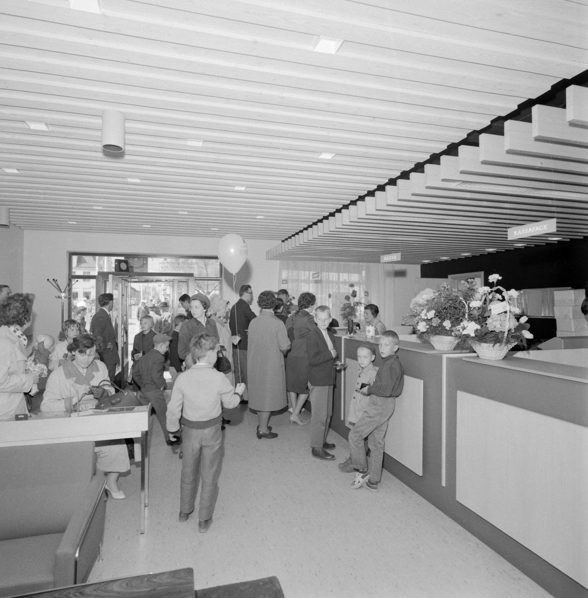 Ett ögonblick från invigningen av den nya Sparbanken i Skänninge. Året var 1962.