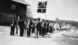 Korpset "Harmoni" ved Jelsnes-Ødegård, i Tune, 17. maifeirin