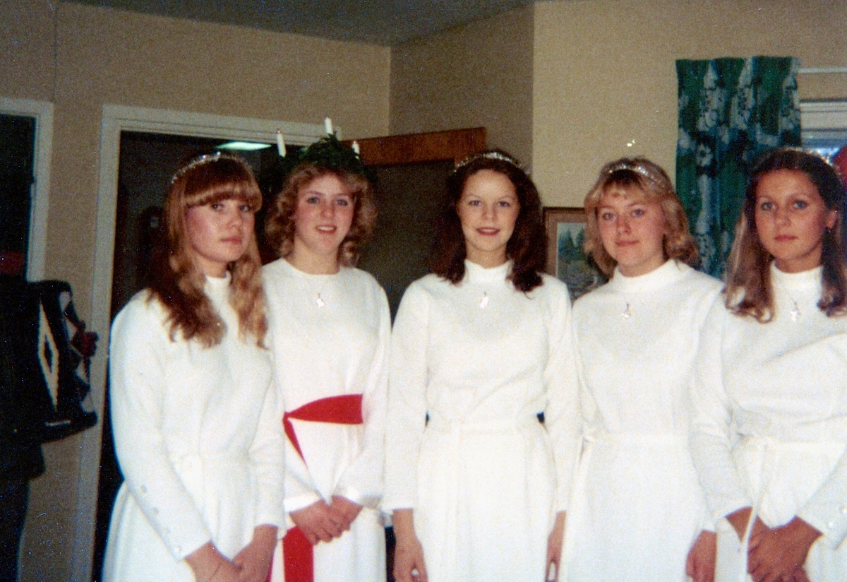Luciatåg i Brattåshemmets matsal, december 1979. Troligtvis har kvinnorna fått var sitt halssmycke som gåva, vilket de bär runt halsen. Namnuppgifter saknas.