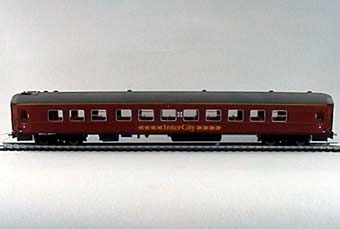 Modell i skala 1:87 av personvagn A7 Nr: 5273, 

Målning: Brunmålad  med gul rand för1 klass.
Märkning: <<<< InterCity >>>>

Modell/Fabrikat/typ: Ho
