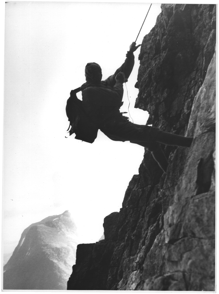 Til fjells. Nedfiring fra Romsdalshorn. 18 x 24 cicero