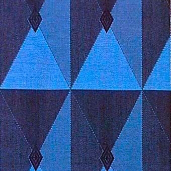 Tyget heter Domino nr 4 och är mörkblått med rut- och triangelmönster i flera blåtoner.