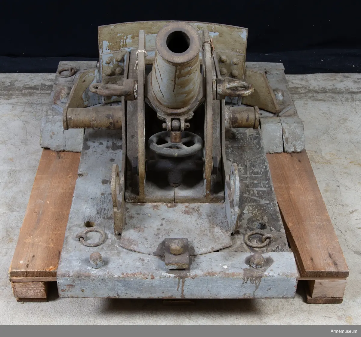 Grupp E X b.
58 mm skyttegravsmörsare med pivotlavettage. Nr 2.
Franskt namn: Mortier de 58 mm type 2, Crapouillot (lilla paddan).