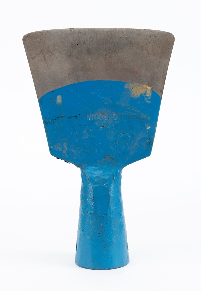 Helsmidd barkespade, produsert i Bodin-smia på Eidsvoll i Akershus.  Bladet er kileformet og plant. Egglinja er 12,0 centimeter lang og har en svakt konvekst buet form.  Fra eggen og oppover avtar bredden på bladet rettlinjet og symmetrisk mens tjukkelsen tiltar.  I overenden, cirka 9,5 centimeter over eggens midtpunkt, er bladet 1,3 centimeter tjukt.  Herfra er det smidd en skaftholk - en fal - som er tilpasset en rund, men noe spisset skaftende,  Denne komponenten er om lag 8 centimeter lang. Falen og den øvre delen av bladet er blålakkert.  Den ene flatsida av bladet er stempelmerket «G. BODIN».