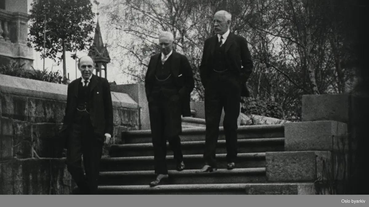 Tekstplakat om tldelingen, og eldre filmopptak av Cecil, Fridtjof Nansen og den britiske ambassadør i ambassaden i Drammensveien 79 i 1921. Bilder fra terrassen og hagen.