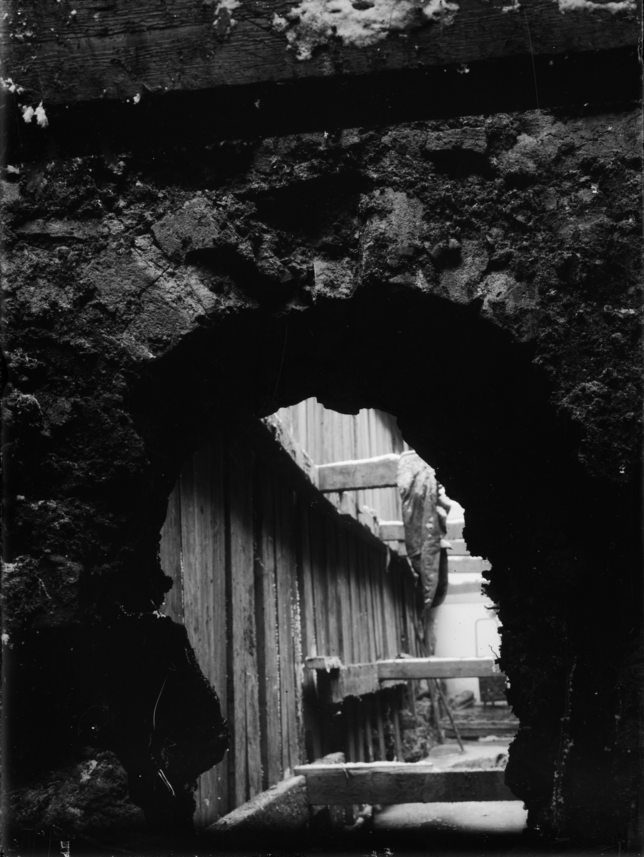 Utgrävning av Helgeandshuset, tegelbåge över dörr, Uppsala 1925