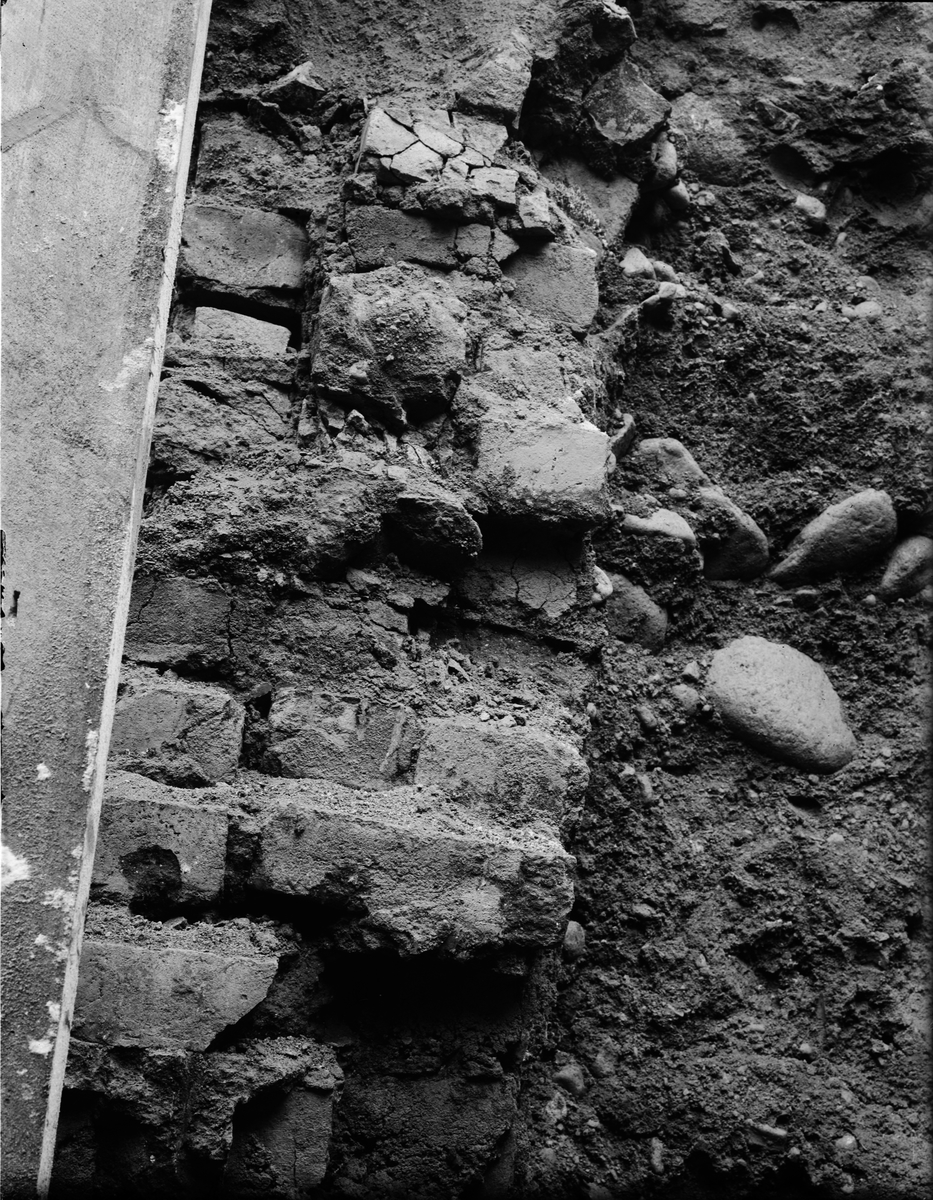 Utgrävning av Helgeandshuset, mur i tegel och sten, Uppsala 1925