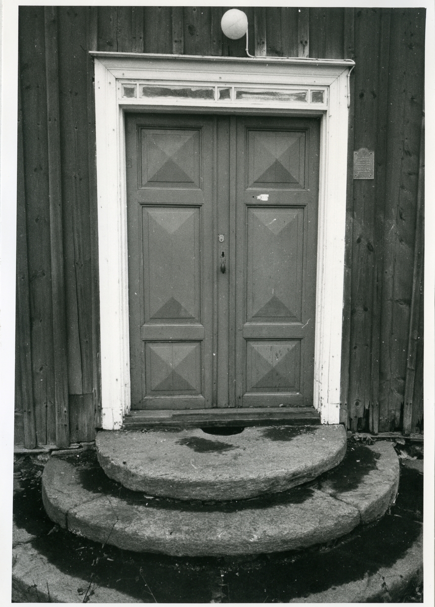 Svedvi sn, Hallstahammars kn, Hallstahammar.
Länsmansgården, dörr. 1971.