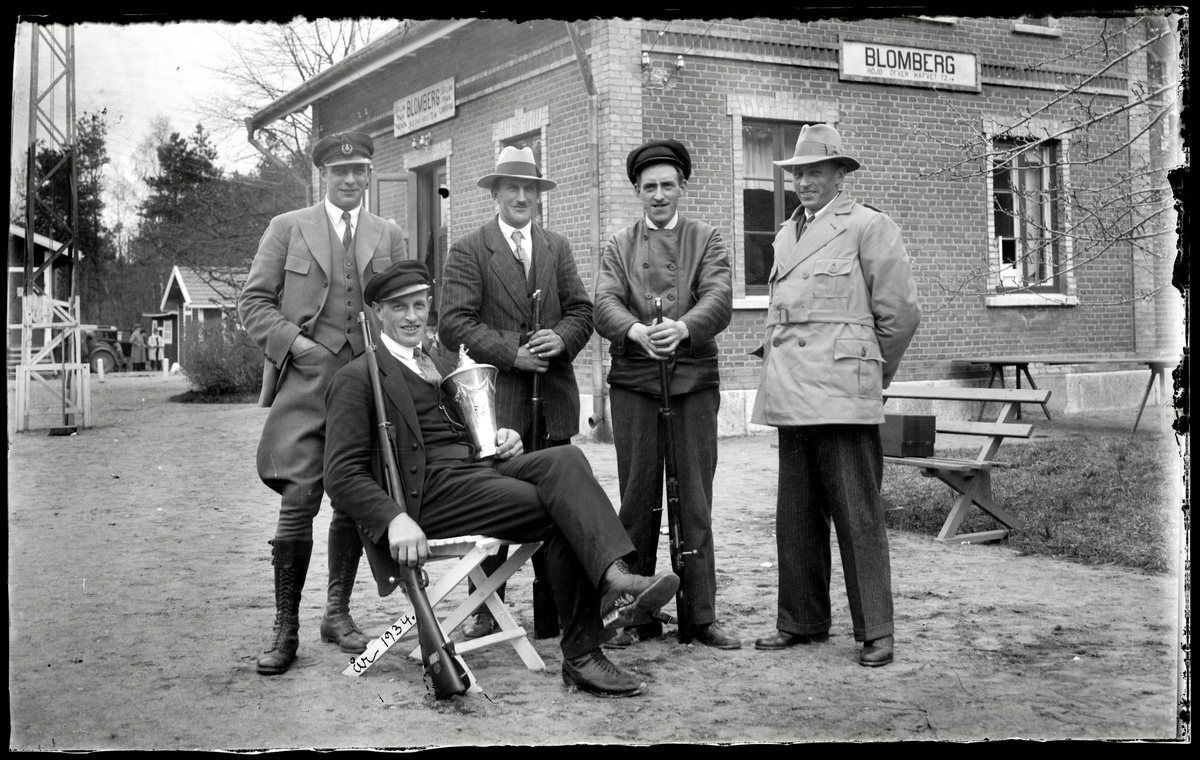 Män samlade vid Blombergs station