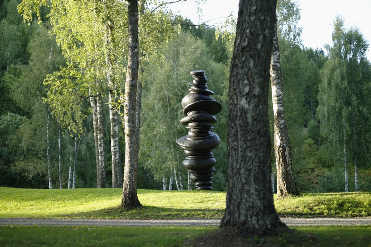 Articulated Column er skapt av runde former i ulik diameter og tykkelse som er plassert oppå hverandre. Articulated column har et skjelett av stål, kledd med bronse som er patinert. Til tross for sin metriske størrelse og høye vekt, har ikke skulpturen et tungt uttrykk.