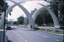 Fire støttenner danner to buer over 'Moi Avenue' i Mombasa, 