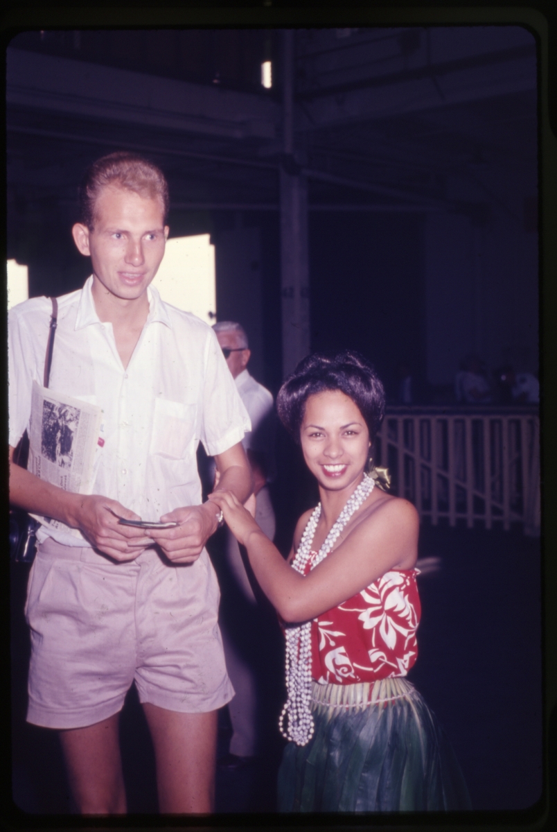 Mannlig turist med hawaiisk kvinne, trolig på Hawaii. 'Sagafjord' Around The World via Africa Cruise 1966.
