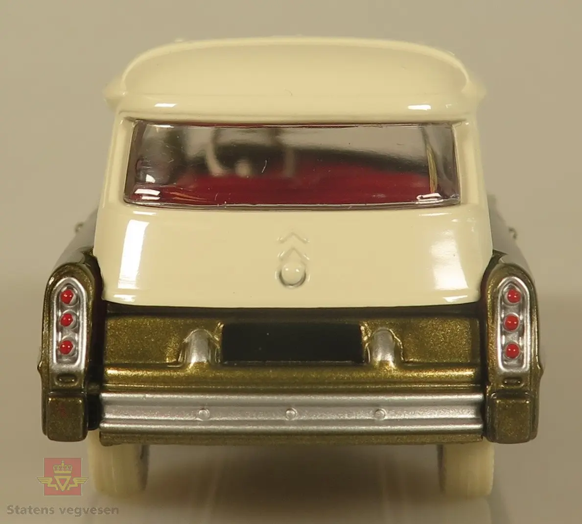 Modellbil av en Citroen 19 R.T.L. Modellbilen er farget rød og hvit, og ligner en sykebil men er en TV-bil.