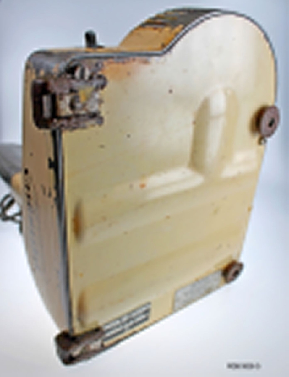 Electrolux Assistent kjøkkenmaskin fra 1950-tallet med diverse utstyr og bok med bruksanvisning og matoppskrifter (Bilde 5629 M og N). Malingen på stativet er delvis avflasset, med maskina er fullt brukbar. Gummiknottene under er noe oppsmuldret. Kjøttkvern og div. tilleggsutstyr medfølger (Bilde 5629 H, I, J og K)