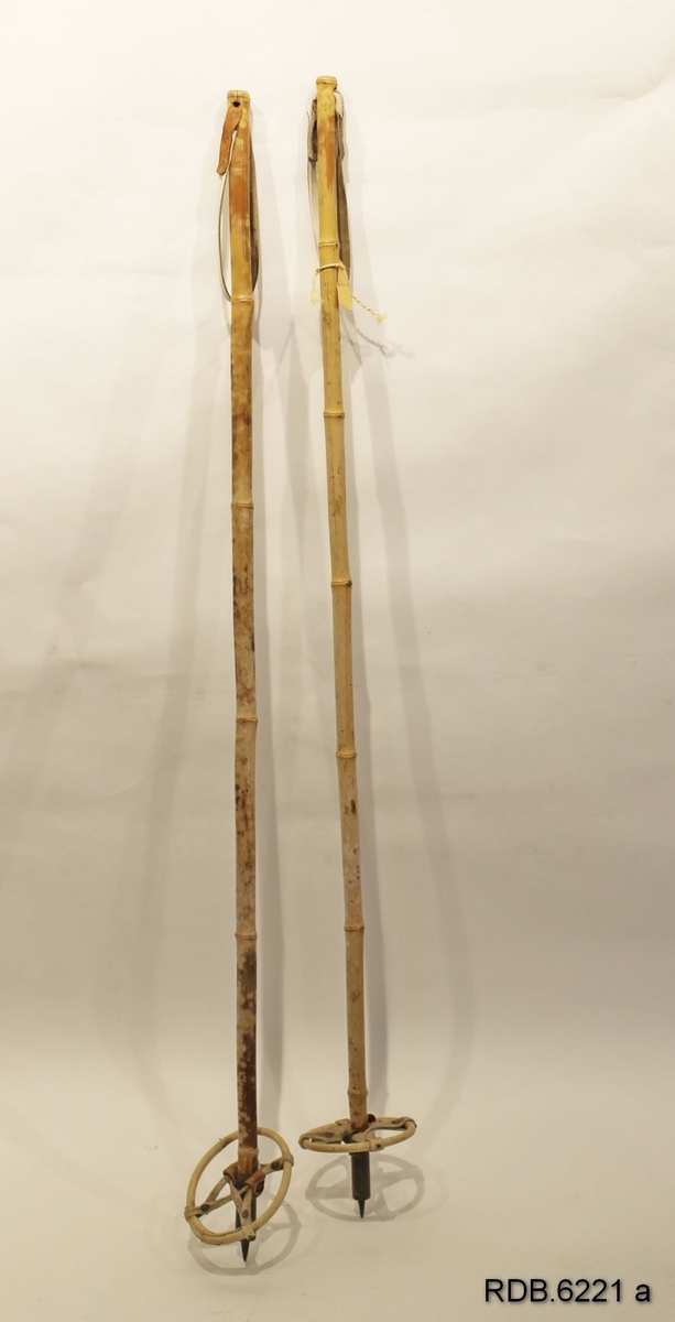 Et par grove bambusstaver med store bambustrinser (kringler). Trinsene har fastnaglede lærkryss som er nagla fast til staven. Messingholker med jernpigg. Kvite handstropper av lær som er tredd gjennom hull øverst på staven.