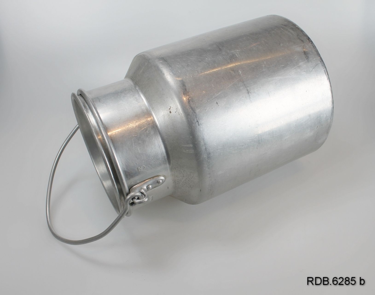 Sølvfarget 3-liters aluminiumsspann med hals, hengslet hank og løst lokk med håndtak.