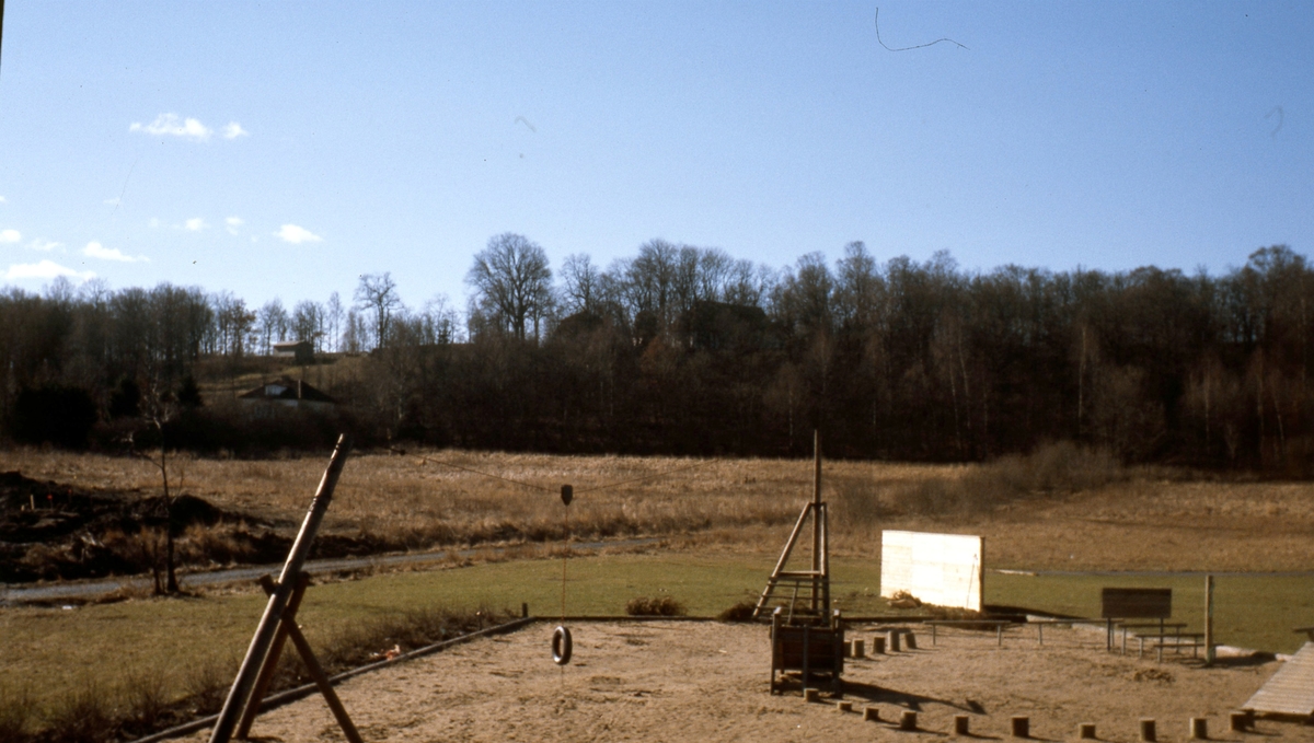 Lekplatsen i Vommedal, cirka 1975. I bakgrunden ses Södra och Norra Kyrkvägen samt Kållereds kyrka.
