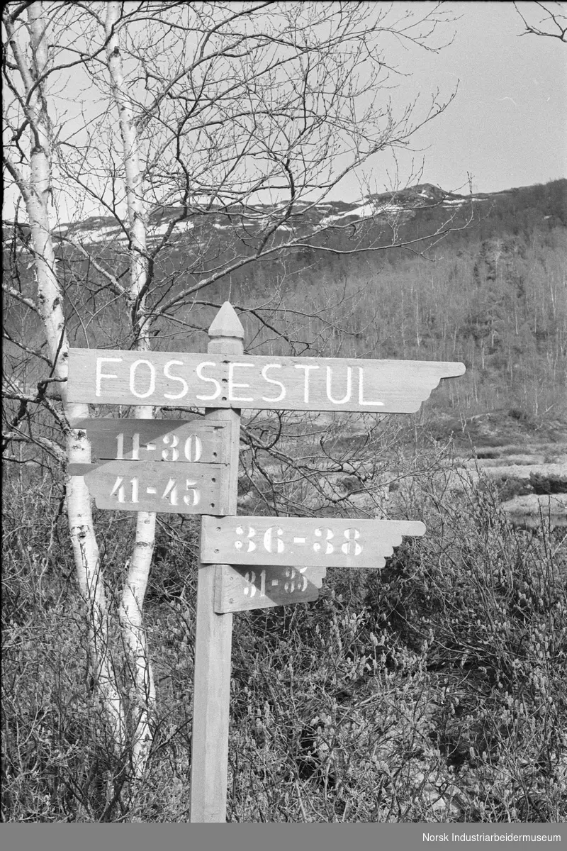 Et skilt hvor det står Fossestul, ved Frøystul Feriested.