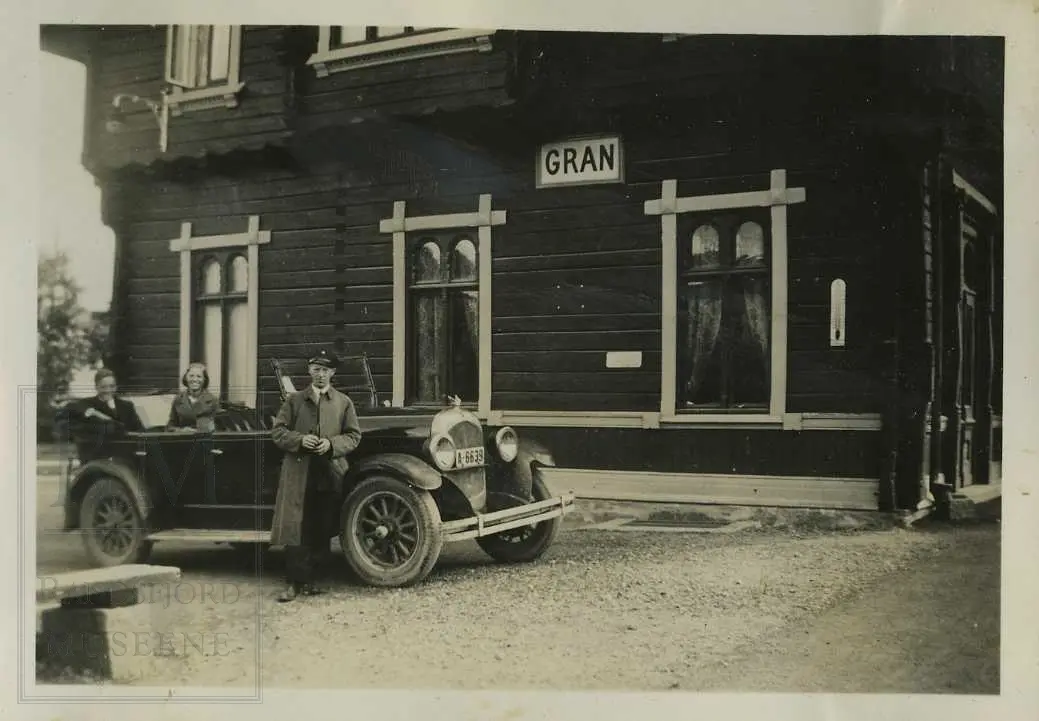 Biltur til Gran jernbanestasjon 1936.