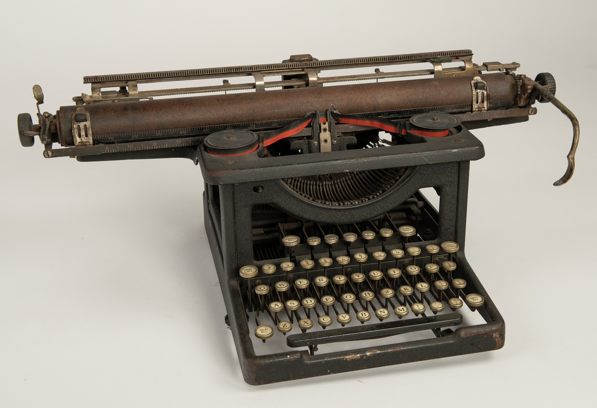 Skrivemaskin med spesielt lang valse.